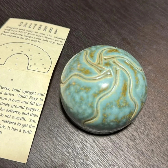 *Final Price* Salterra Limeton Pottery NIB New Salt Shaker/Paperweight - Picture 3 of 3